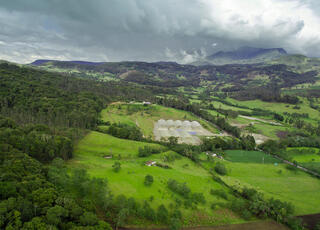 Corona sabe que para construir un mejor país es importante cuidar el medio ambiente, por eso cuenta con cuatro reservas naturales de la sociedad civil con una extensión de más de 74 hectáreas dedicadas a la conservación de flora y fauna en diferentes regiones del país.